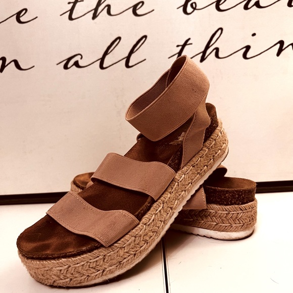 Steve Madden Tan Platform Wedges - size 6 - Picture 1 of 3